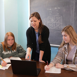 Psychology Professor Shana Carpenter works with Cassidy (left) and Kaelyn, two seniors in psychology. Shana Carpenter/Iowa State University